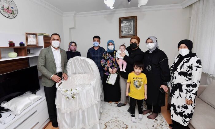 Bakan Yanık’tan, Beyoğlu’nda yeni doğan bebeğe ‘Hoş geldin’ ziyareti