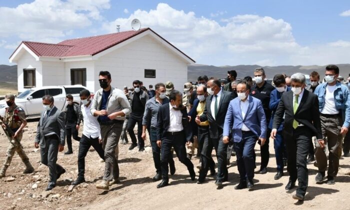 Bakan Yardımcısı Çataklı depremzedelerle bir araya geldi