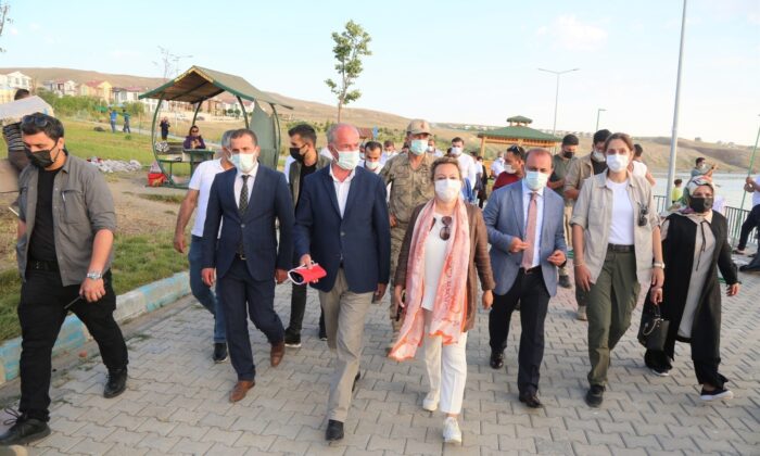 Bakan Yardımcısı Yavuz, Tuşba Belediyesinin halk plajlarında incelemelerde bulundu