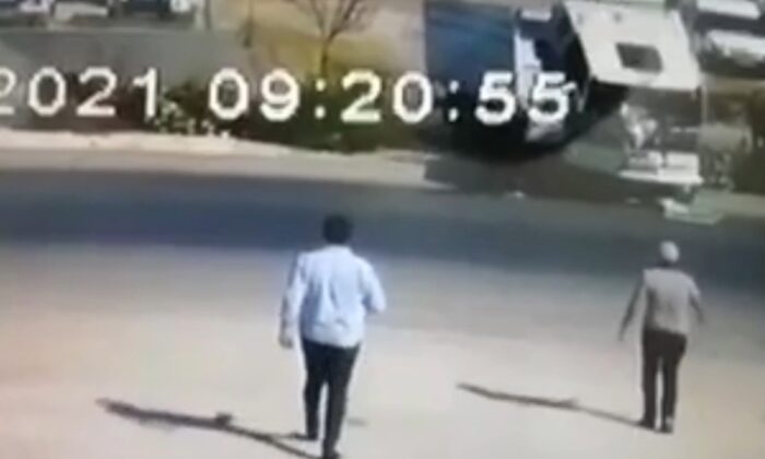 Bakım sırasında freni boşalan tır refüje çıktı