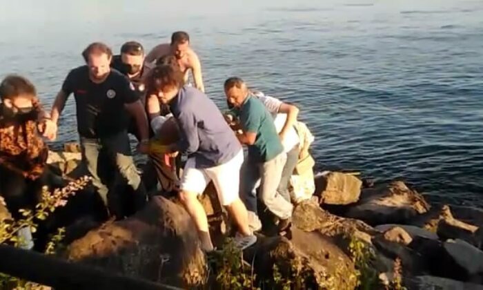 Balık tutmak isterken kayalıklardan düşerek yaralandı