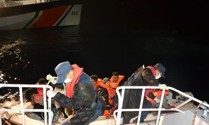 Balıkesir açıklarında 8 düzensiz göçmen kurtarıldı