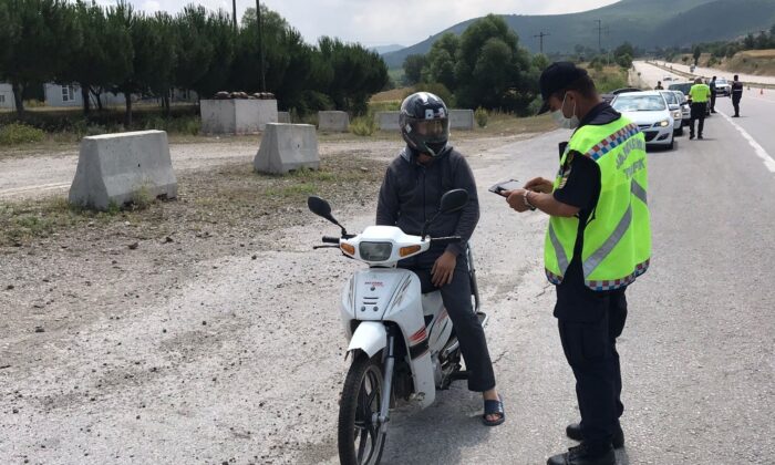 Balıkesir’de jandarmadan 10 aranan şahsa gözaltı
