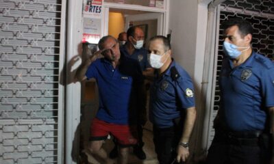 Balkonda ateş yakıp kendini eve kilitledi, çıkarken kalabalığı selamladı