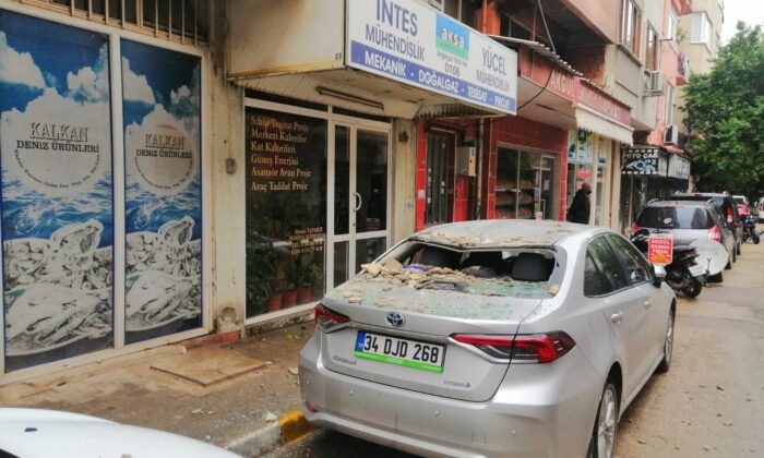 Balkondan düşen beton parçaları otomobile zarar verdi