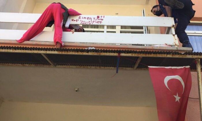 Balkondan düşmek üzere olan engelli genci polis kurtardı