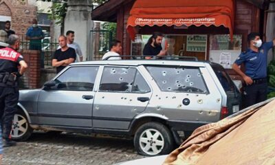 Balkondan husumetlilerine kurşun yağdırdı, araç delik deşik oldu