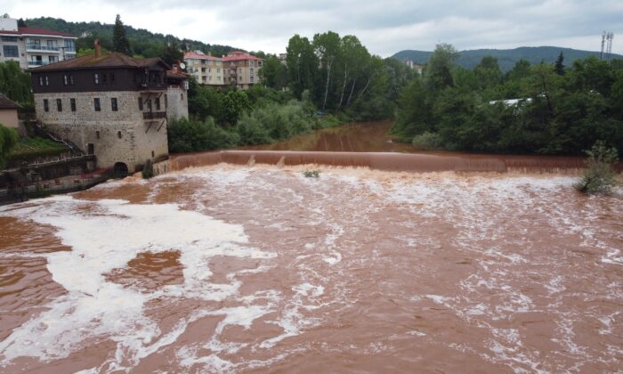 Bartın Irmağı’nda dikkat çeken köpükler oluştu