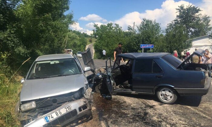 Bartın’da iki otomobil çarpıştı: 2 yaralı