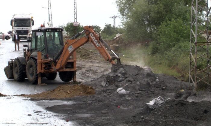 Başakşehir’de yol kenarına atılan kimyasal atığın üzeri toprakla örtüldü