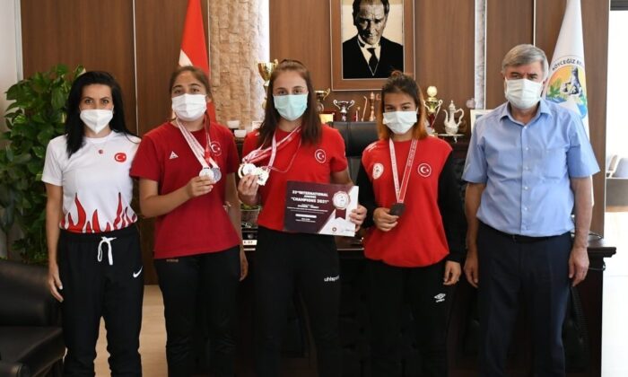 Başarılı güreşçiler protokolü ziyaret etti