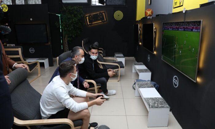 Başkan Aktaş, esnafı gezdi, oyun salonunda playstation oynadı