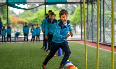 Başkan Bozkurt, çocuklarla spor yaptı, forma ve ayakkabı hediye etti