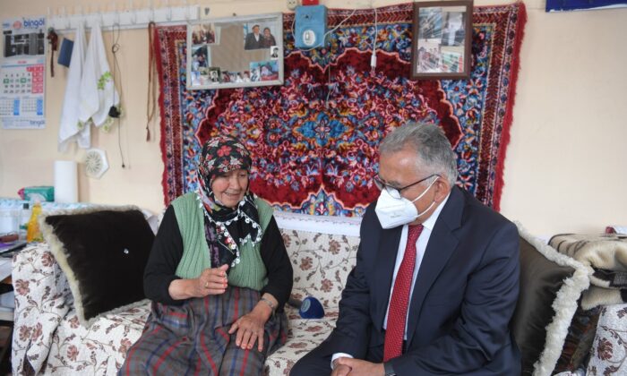 Başkan Büyükkılıç, Necibe Nine’nin davetini geri çevirmedi