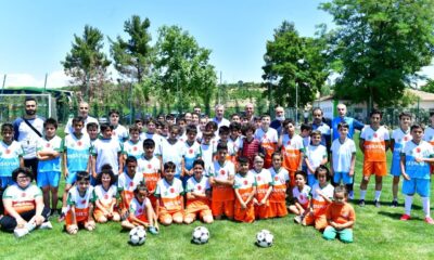 Başkan Çınar, futbol okulunu ziyaret etti