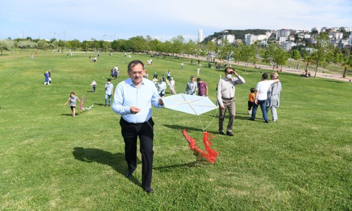 Başkan Demir çocuklarla uçurtma uçurdu