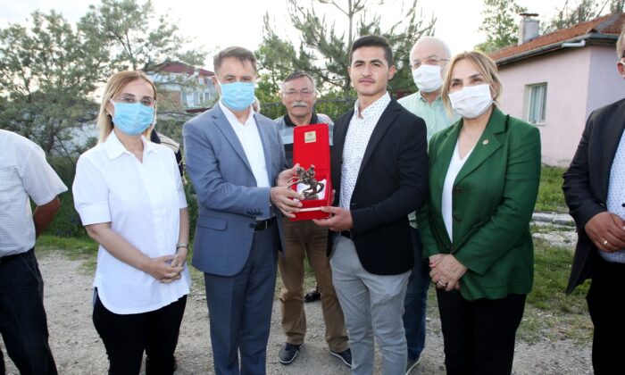 Başkan Deveci’den Türkiye’nin en genç muhtarının vizyonuna övgü