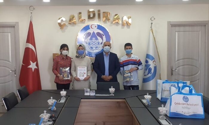 Başkan Ensari’den öğrencilere kaynak kitap desteği