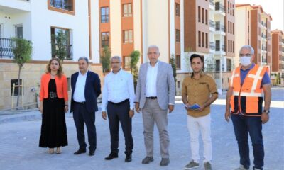 Başkan Güder deprem konutlarında incelemelerde bulundu