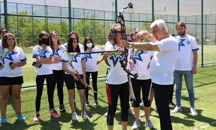 Başkan Gürün, şampiyon okçularla bir araya geldi