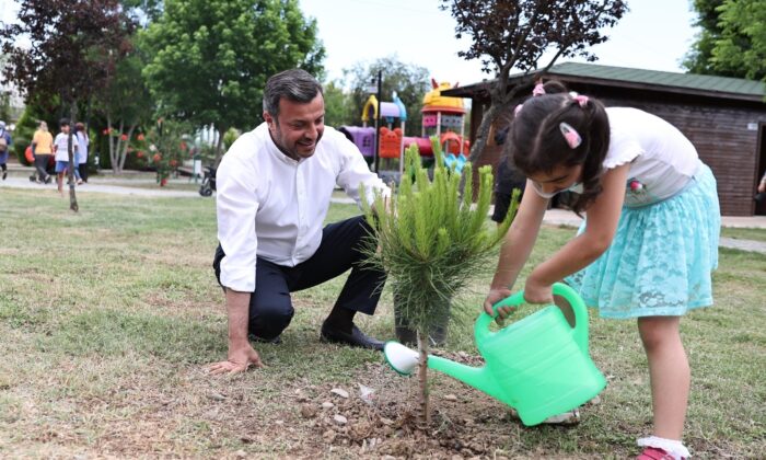 Başkan Kocaispir, çocuklarla fidan dikti