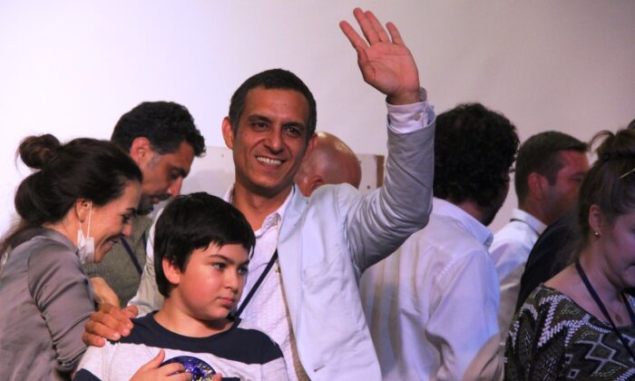 Başkan olunca gözyaşlarını tutamadı