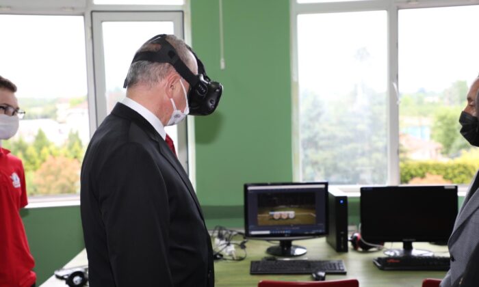 Başkan Özlü, okul ziyareti yaptı