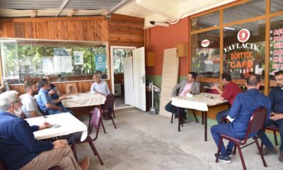 Başkan Özlü vatandaş ve esnafla fikir alışverişini sürdürüyor