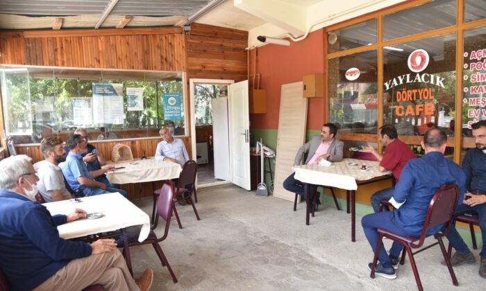 Başkan Özlü vatandaş ve esnafla fikir alışverişini sürdürüyor