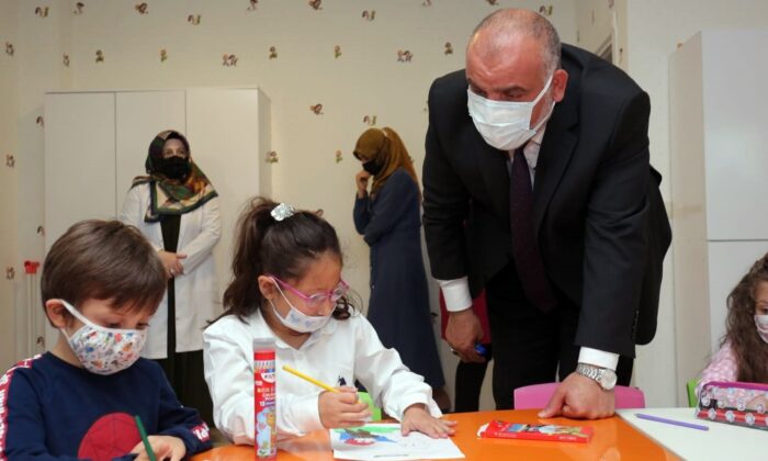 Başkan Sandıkçı ve miniklerin ilk ders heyecanı