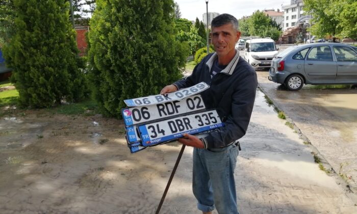 Başkent sokakları yağmur sonrası düşen plakalarla doldu