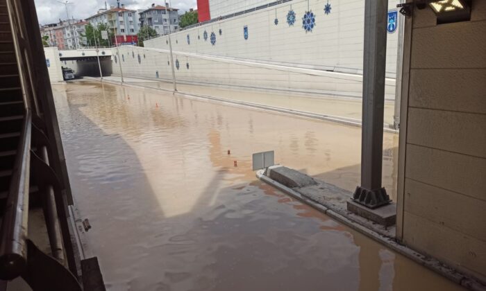 Başkent’te alt geçidi su bastı