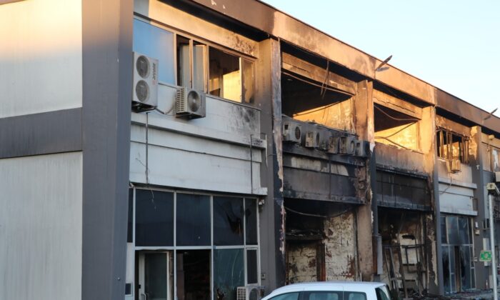 Başkent’te iş merkezinde çıkan yangının ardından küle dönmüş dükkanlar kaldı