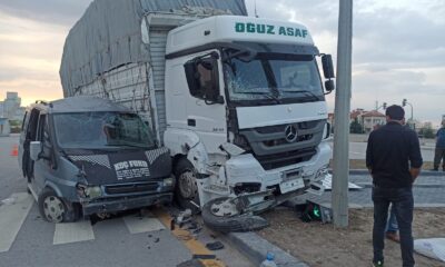 Başkent’te kamyon minibüsle çarpıştı: 2 yaralı