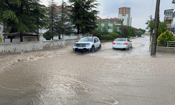 Başkent’te sağanak yağış sonrası meydana gelen sel hayatı olumsuz etkiledi