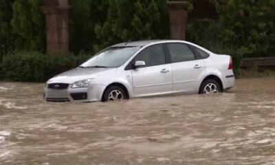 Başkent’te yağmur suları araçları sürükledi