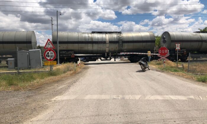 Başkent’te yük treni traktöre çarptı: 1 yaralı
