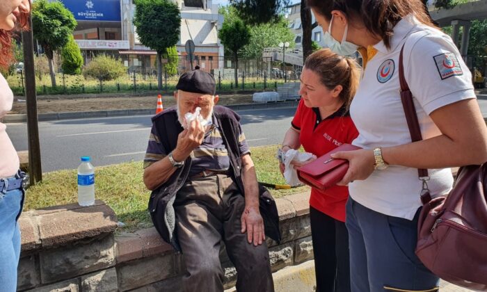 Bastonu kırılınca refüjden düşerek yaralandı