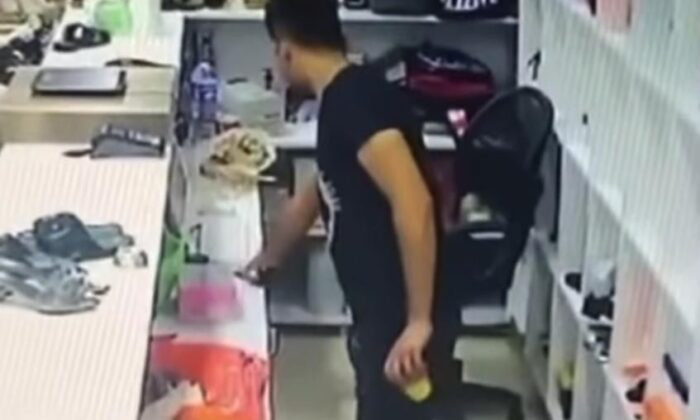 Batman’da masanın üzerindeki cep telefonunu çalan hırsız kameralara yakalandı