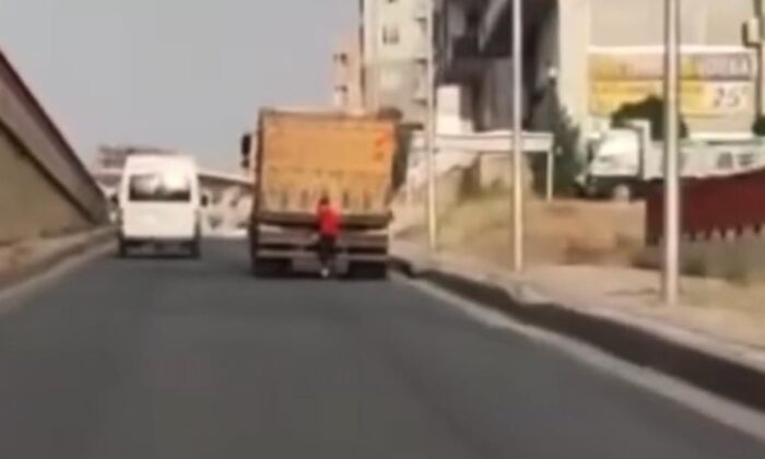 Batman’da patenli çocuk karayolunda ölüme meydan okudu