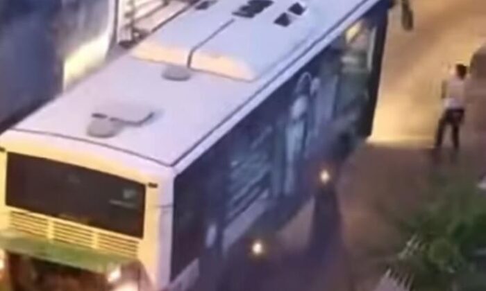 Batman’da seyir halindeki otobüs alev aldı