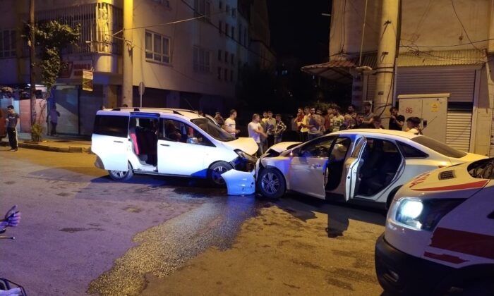 Batman’da ters yöne giren araç, otomobille kafa kafaya çarpıştı