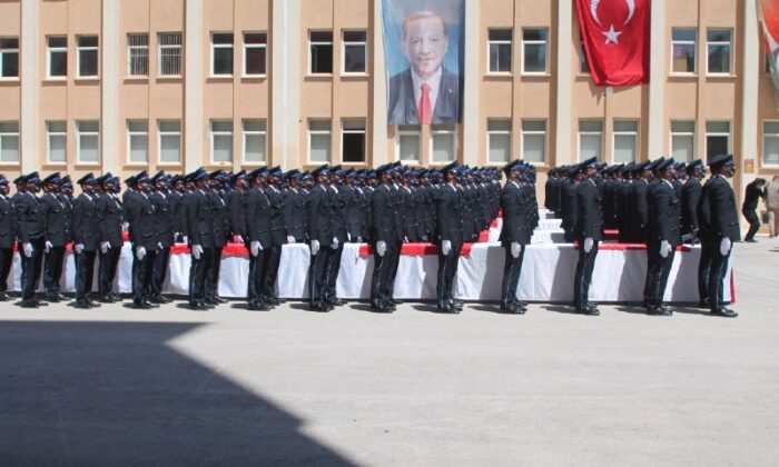 Bayburt’ta polis adaylarının mezuniyet sevinci