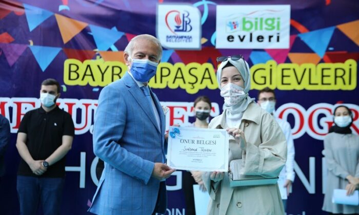 Bayrampaşa bilgi evlerinde mezuniyet heyecanı