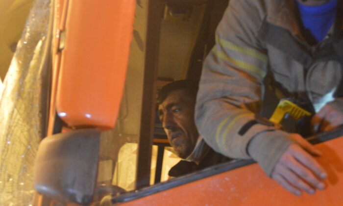 Bayrampaşa’da 3 aracın karıştığı kazada 1 kişi yaralanarak hastaneye kaldırıldı