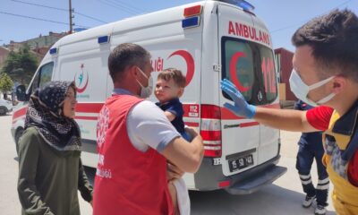 Bebeği kurtarmaya giden polis memuru dumandan etkilendi