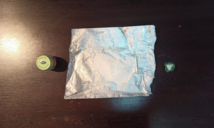 Bebek maması kavanozundan uyuşturucu çıktı