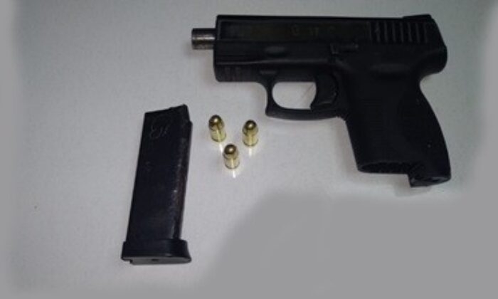 Bekçilerin şüphe üzerine durdurduğu şahsın üzerinden silah çıktı