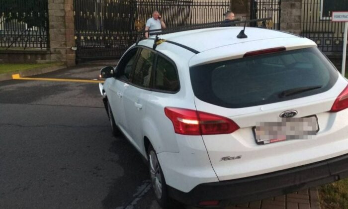 Belarus’ta bir araç Rus Büyükelçiliğinin girişine daldı