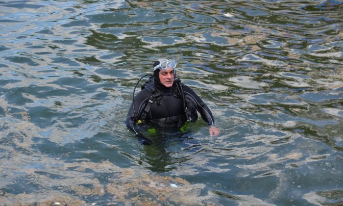 Belediye Başkanı çevre gününde deniz salyası için daldı